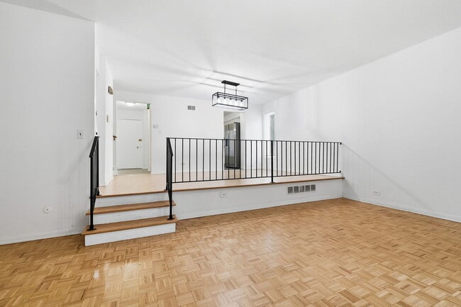 Building Photo - 1174 E 53rd St