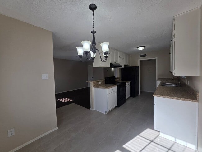 Building Photo - 620 Race St