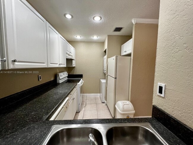 Building Photo - 2596 Riverside Dr