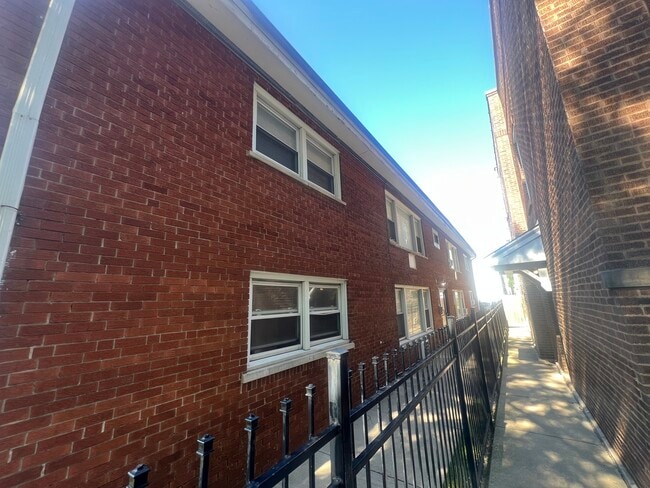Building Photo - 7832 S Cregier Ave