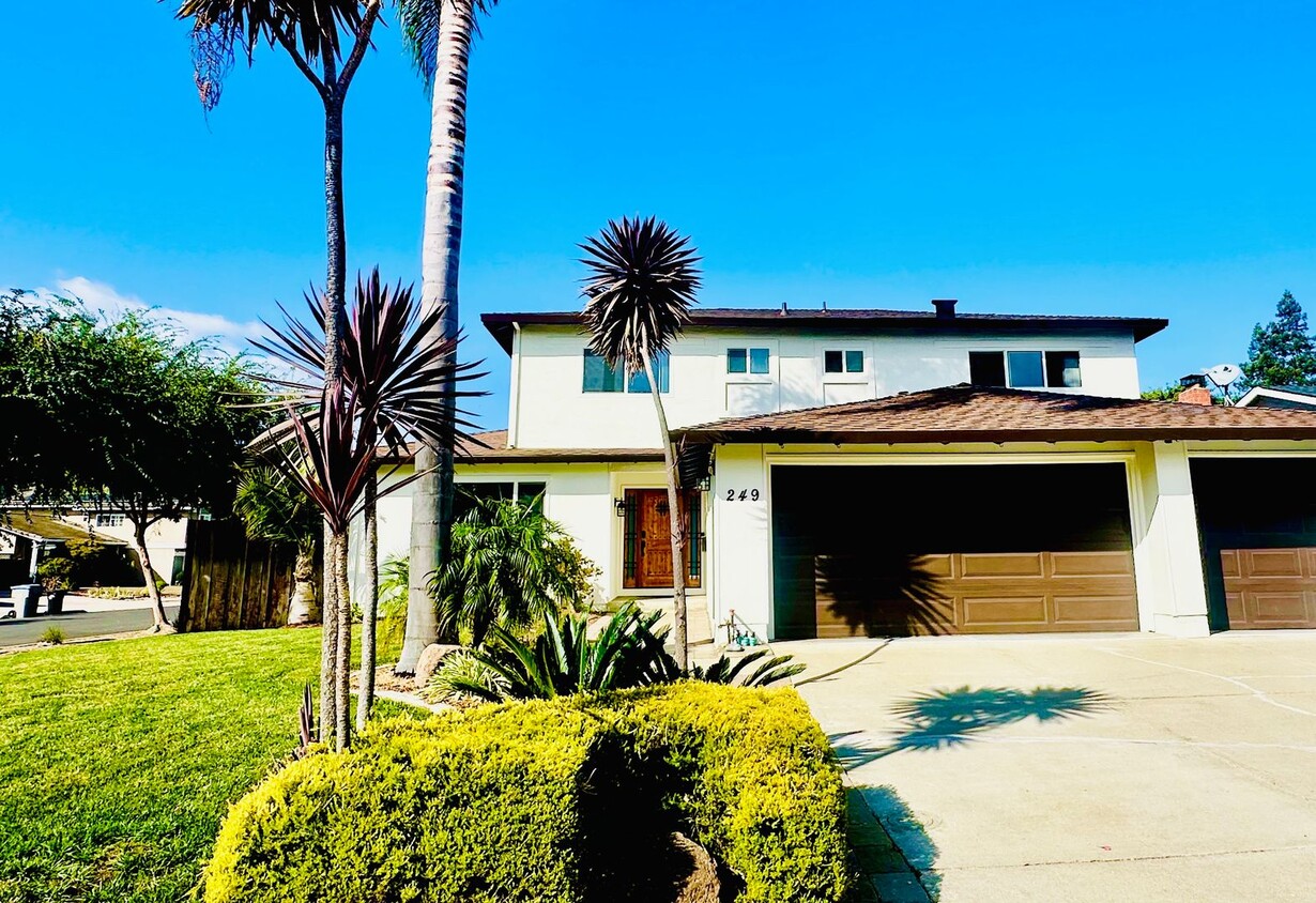 Foto principal - Exceptional Home with Pool and Raquet Club...