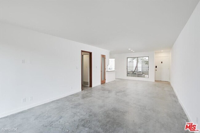 Building Photo - 305 San Vicente Blvd