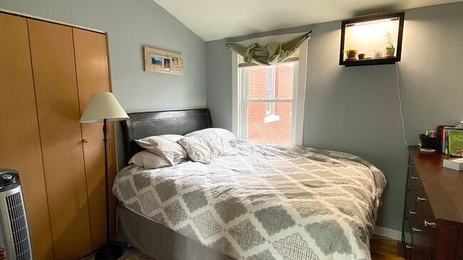 Building Photo - 2157 W Fletcher St