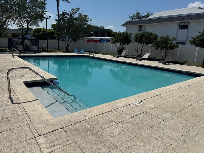 Foto del edificio - 6195 NW 186th St