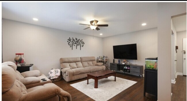 Building Photo - 35 Parkway Vlg