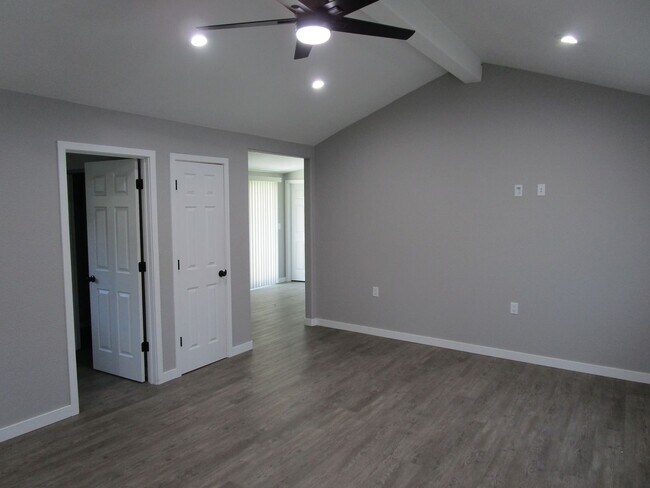 Foto del edificio - Completely Remodeled 2 Bedroom, 2 Bathroom...