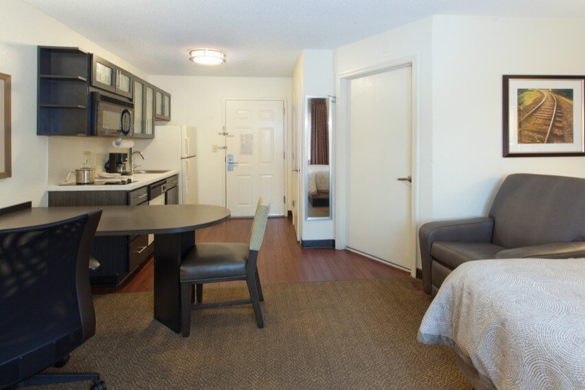 Studio Suite pic 2 - 13939 Noel Rd