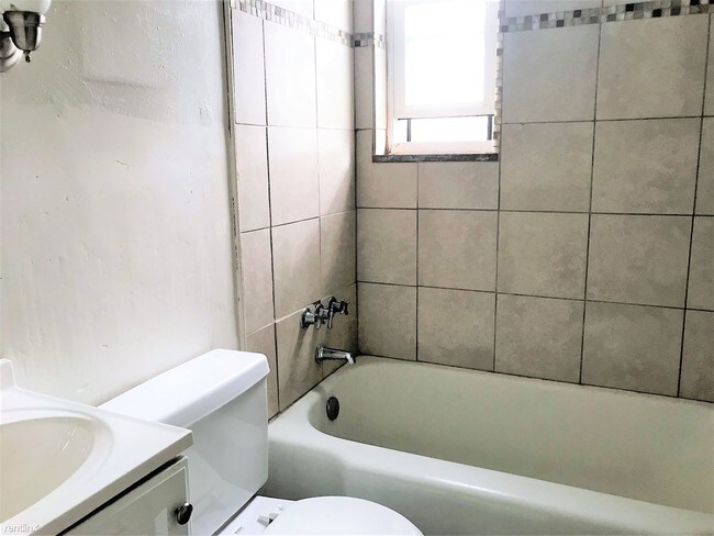 Foto del edificio - 1 br, 1 bath  - 824 Perry Hwy  May