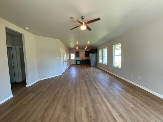 Building Photo - 619 W Bayshore Dr
