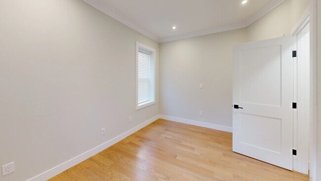 Building Photo - 166 Kelton St