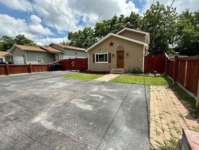 Building Photo - 24633 W Passavant Ave