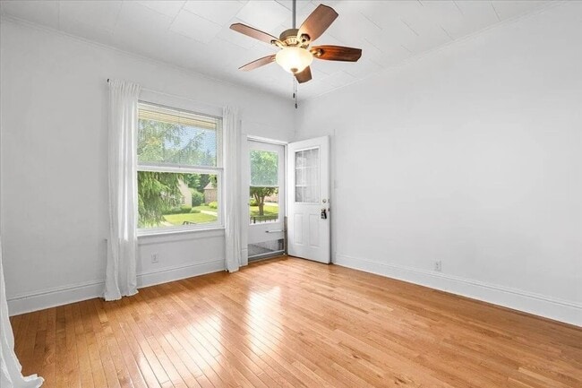 Living Room - 1052 Poplar St