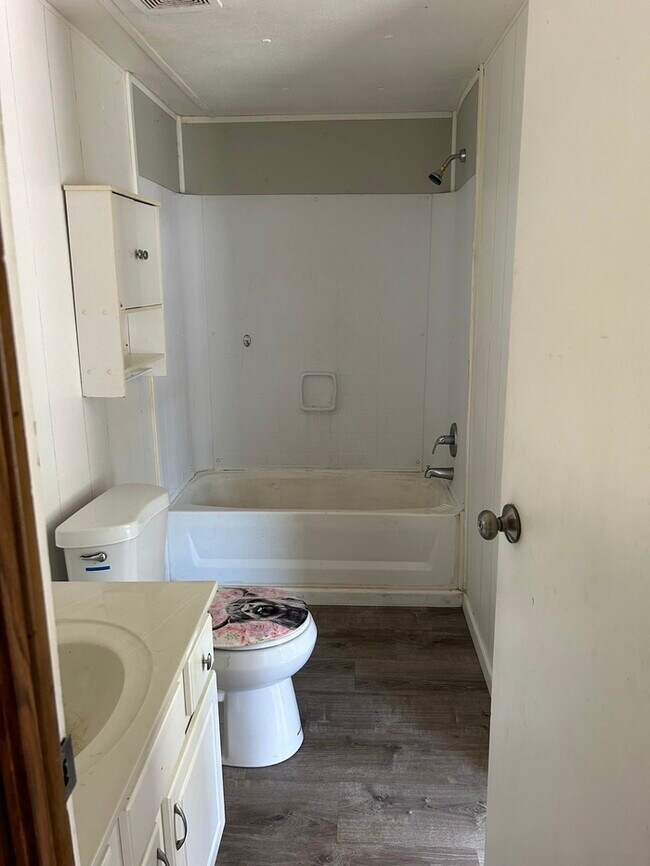Building Photo - 2 Bedroom/1 Bathroom Mobile Home