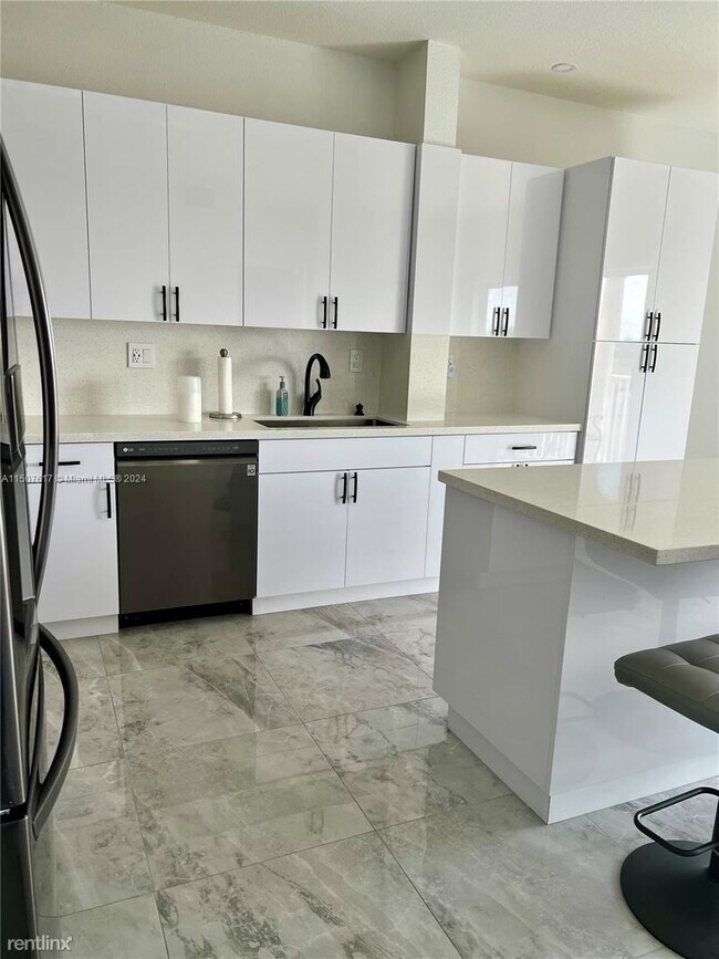 Foto del edificio - 3 br, 2 bath House - 6940 NW 179th St # 406-7