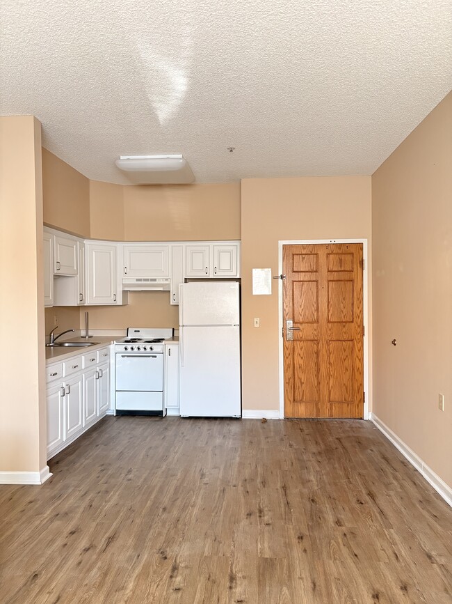 Building Photo - 555 Highland Dr