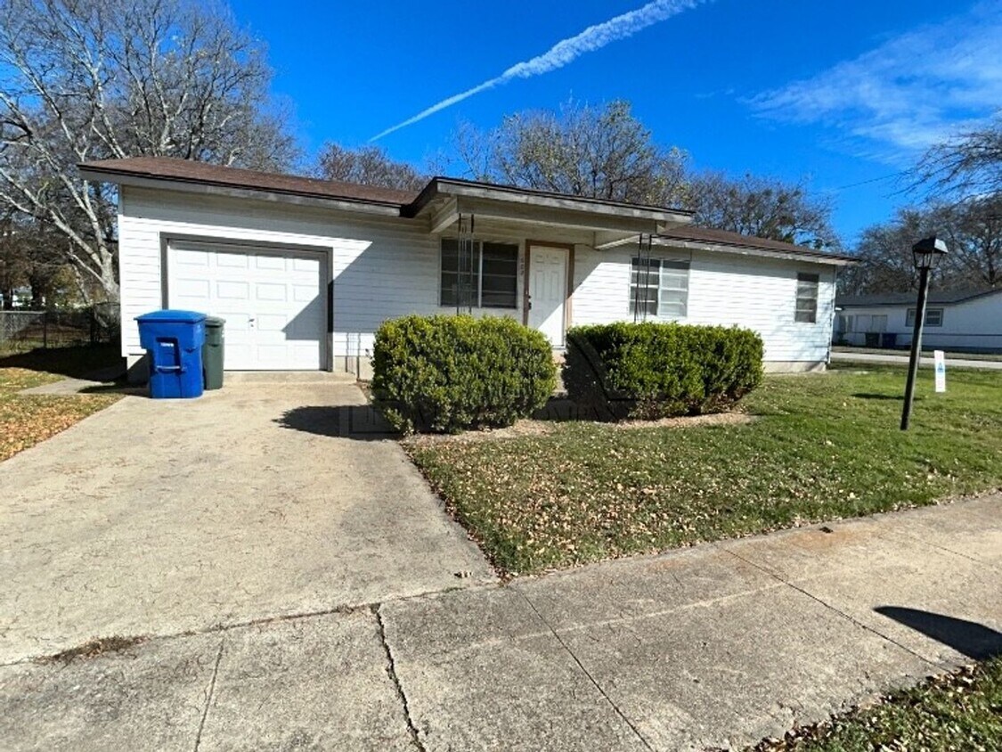 Primary Photo - 602 W Washington Ave