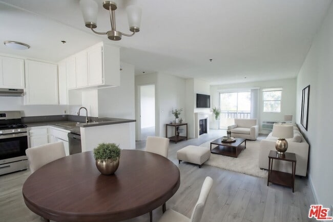 1/1 Renovated - Bright hardwood floor apartments! *Fireplaces* *Gated Parking* *Stone Countertops* *Stainless Ste...