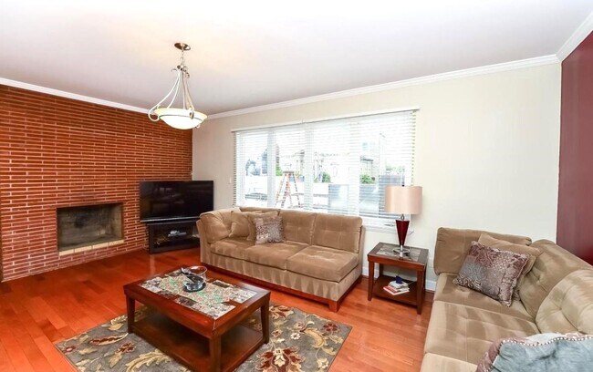 Foto del edificio - 3-Bedroom Apartment with Free Parking Spot...