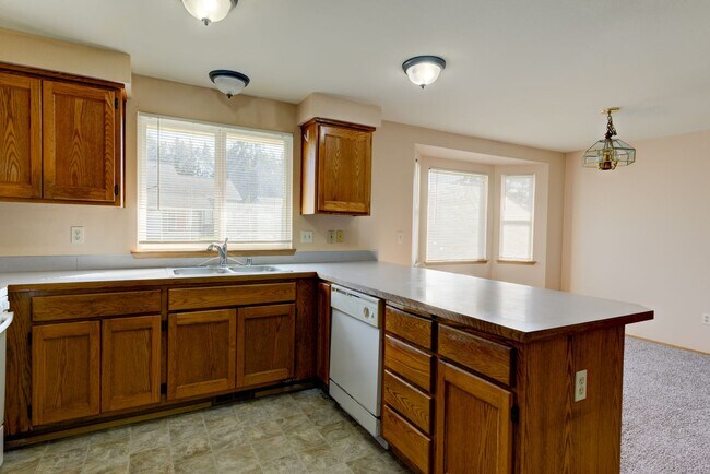 Foto del edificio - 3 Bed 2 Bath House with all new flooring!