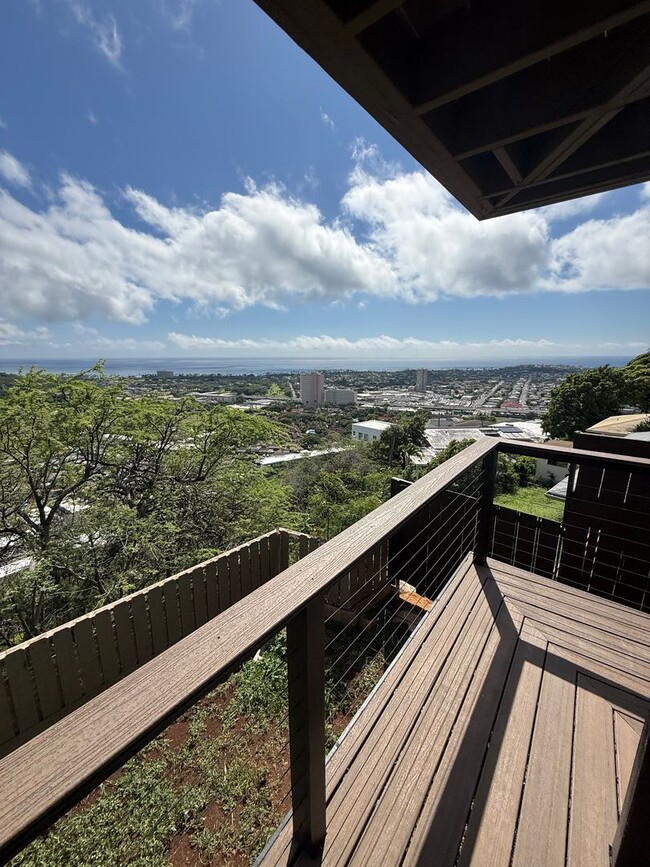 Building Photo - Luxury Hillside Home with Panoramic Kahala Beach Views – $8,500/month