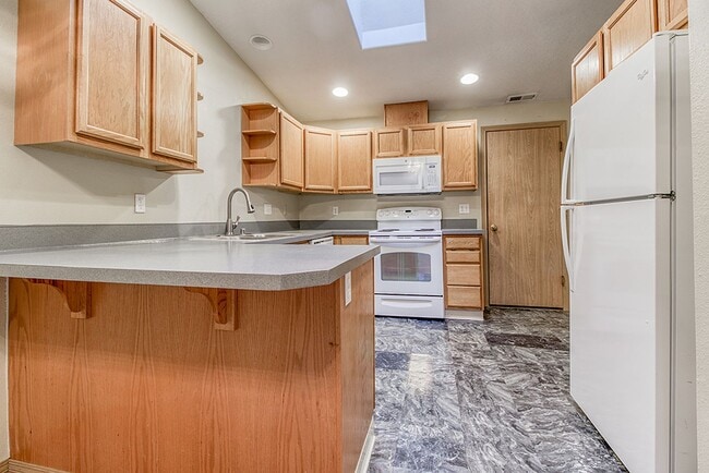 Building Photo - Spacious 3 Bedroom 2 Bathroom Duplex with ...