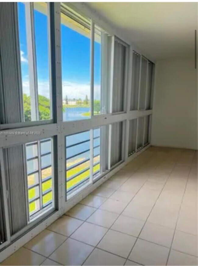 Foto del edificio - 4050 Ainslie Dr