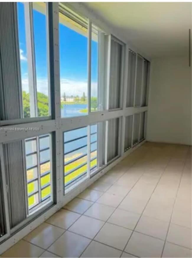 Building Photo - 4050 Ainslie Dr