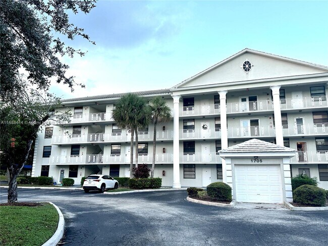 Building Photo - 1705 Whitehall Dr