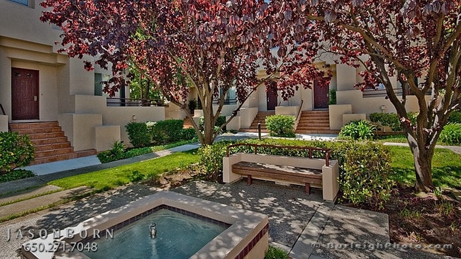 Photo - 129 E Court Ln House