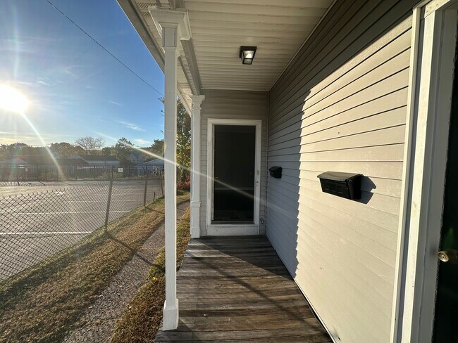 Building Photo - 112-114 N Colony