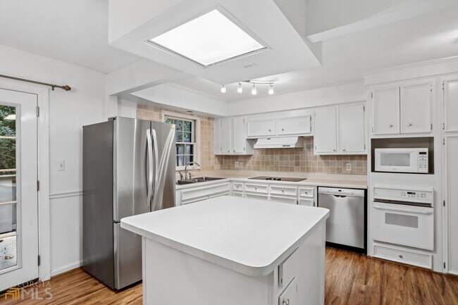 Building Photo - 140 Amherst Pl NW