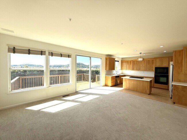 Foto del edificio - FOUR BEDROOM THREE FULL BATH HOME IN THE B...