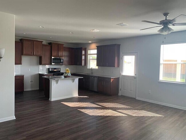 Foto del edificio - 6325 Mary Lewis Dr