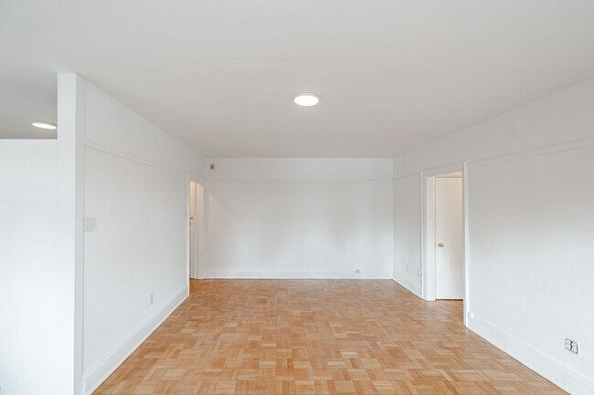 Photo du bâtiment - 110 Wellesley St E