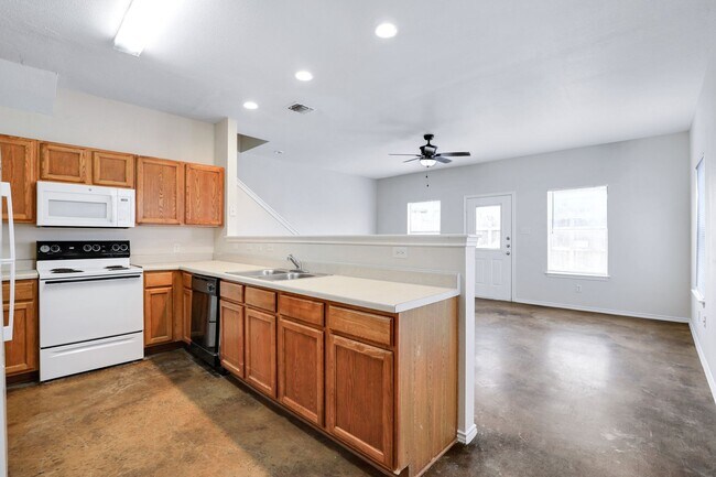 Building Photo - 5815 Golf Bend