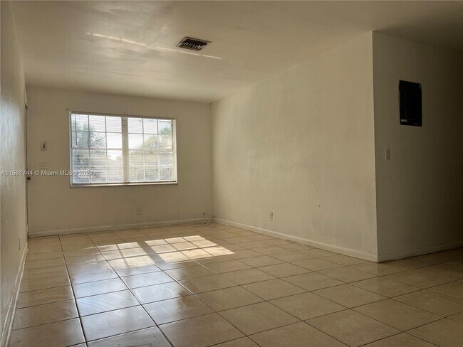 Building Photo - 817 5th St
