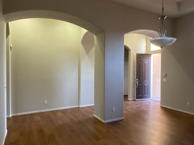 Foto del edificio - 1976 ARNEIS AVE. 4 BEDROOM 3 BATH- TULARE