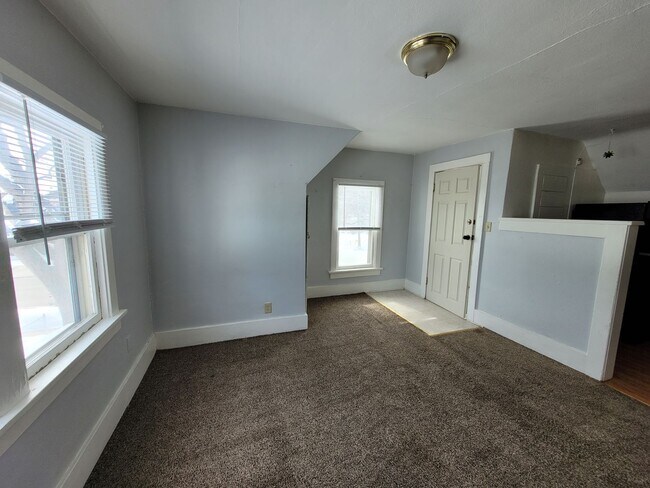 Building Photo - 909 7th Ave N