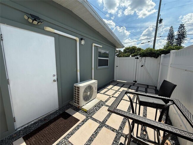 Building Photo - 707 Engel Dr