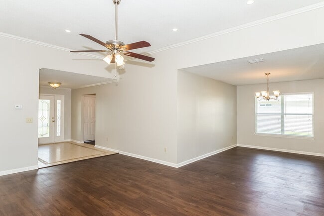 Building Photo - 2077 Willesdon Dr W