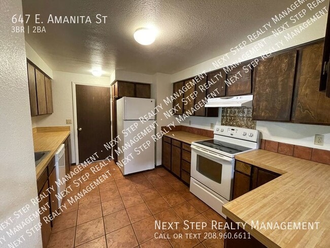 Building Photo - 647 E Amanita St