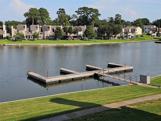 Foto del edificio - 12600 Melville Dr