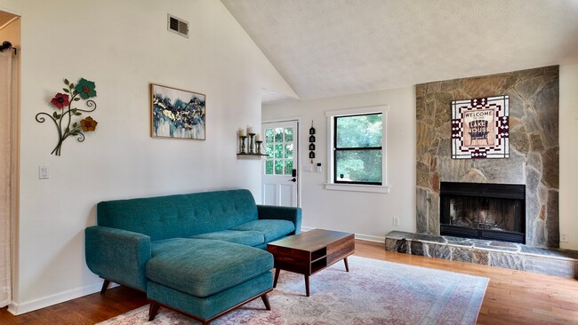 Building Photo - 947 Lake Dr SW