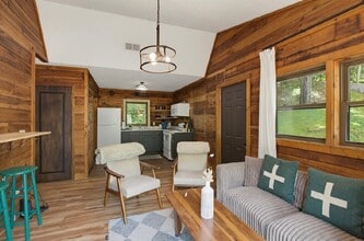 Building Photo - 1480 S Country Club Dr