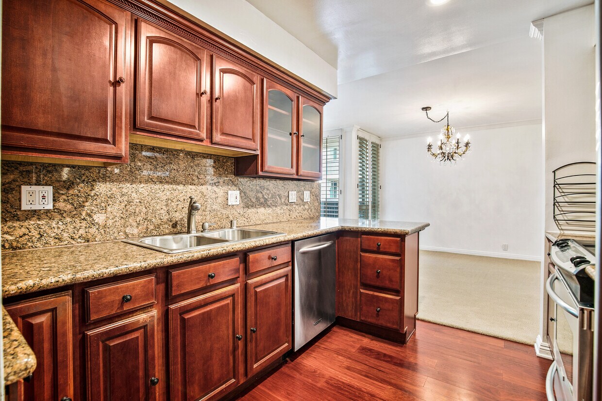 Primary Photo - 809 S Bundy Dr
