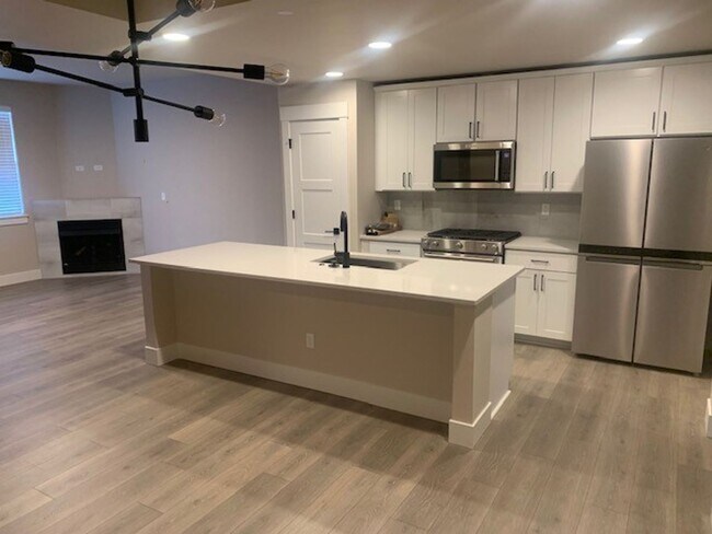 Building Photo - 3 Bed/3 Bath Modern and Luxurious Townhome in NE Bend