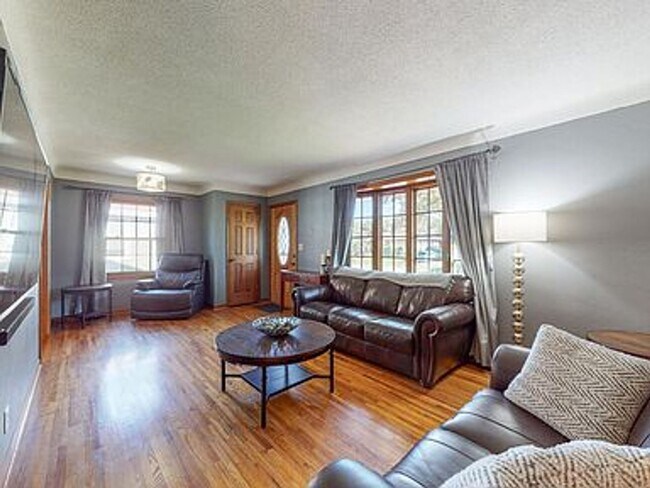 Building Photo - South Highland Park Rambler - 3 blocks fro...