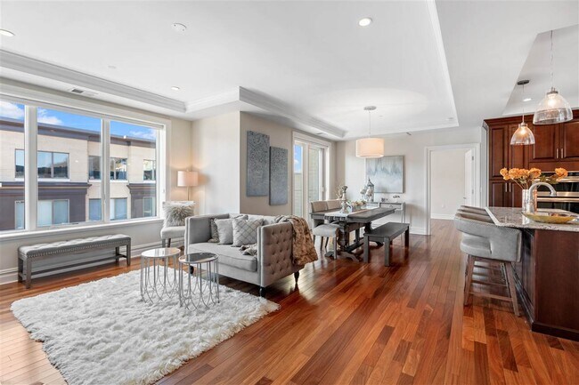 Building Photo - 250 Henley Pl