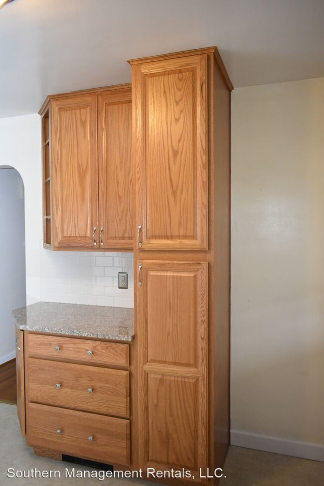Building Photo - 4 br, 1.5 bath House - 2255 Willow Rd.