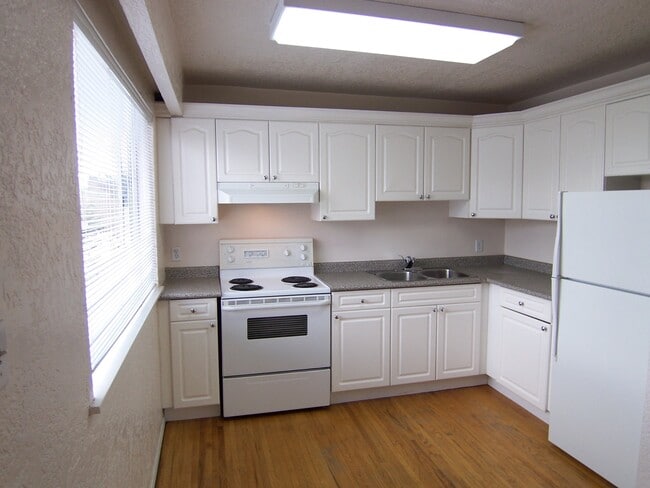 Building Photo - 3066 Clark Dr